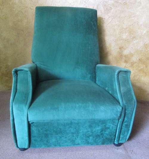 A AWESOME VINTAGE LAZY BOY STYLE CHAIR LOOK LIKE IT IS NEWLY UPHOLSTERED