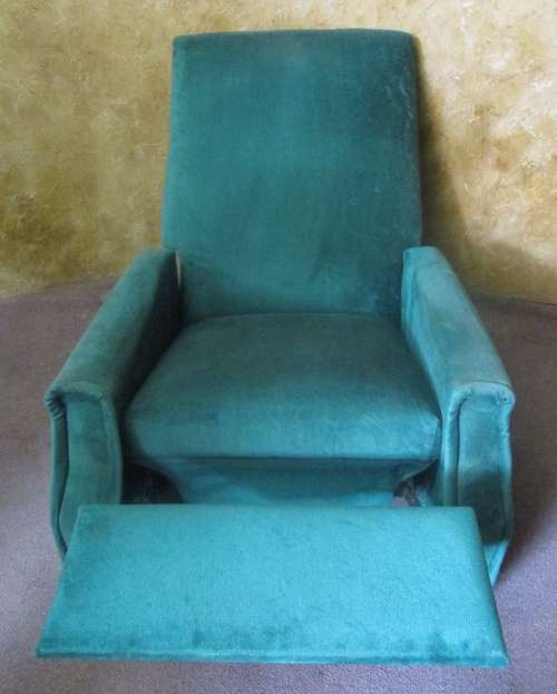 A AWESOME VINTAGE LAZY BOY STYLE CHAIR LOOK LIKE IT IS NEWLY UPHOLSTERED