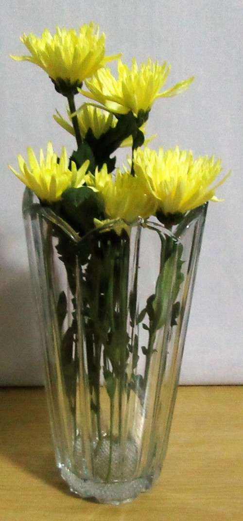 A MARVELOUS THICK HEAVY GLASS - FLOWER VASE - STUNNING PIECE