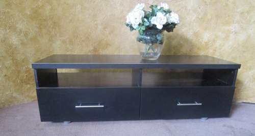 A EXQUISITE DARK WOOD FINISHED FLAT SCREAN & ENTERTAINMENT UNIT IN GOOD CONDITION