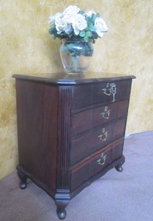 A STUNNING, UNUSUAL VINTAGE  FOUR DRAWER QUEEN ANNE STYLE CHEST  OF DRAWS IN FANTASTIC CONDITION!!!