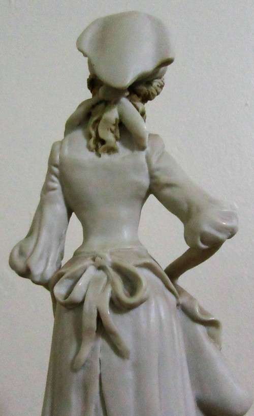 A Elegant Vintage porcelain Figurine-Lovely ceramic collectable & Vintage Decorating Piece A BELGARI