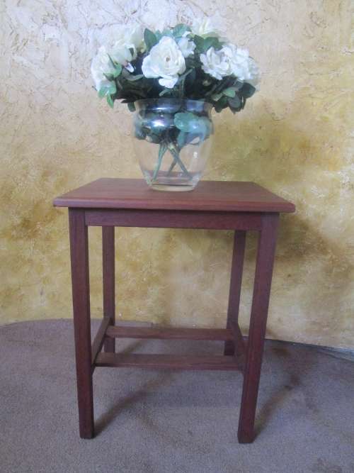 A DELIGHTFUL ANTIQUE SOLLID OAK OCCASIONAL TABLE PERFECT FOR A ENTRANCE HALL WITH BEAUTIFUL VASE