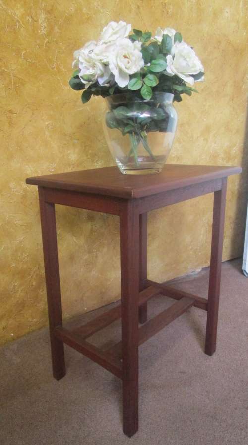 A DELIGHTFUL ANTIQUE SOLLID OAK OCCASIONAL TABLE PERFECT FOR A ENTRANCE HALL WITH BEAUTIFUL VASE
