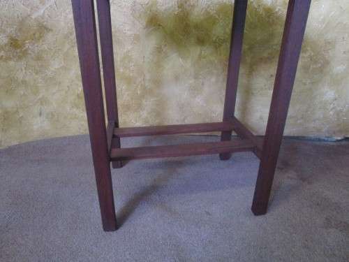 A DELIGHTFUL ANTIQUE SOLLID OAK OCCASIONAL TABLE PERFECT FOR A ENTRANCE HALL WITH BEAUTIFUL VASE