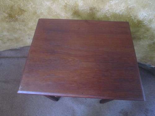 A DELIGHTFUL ANTIQUE SOLLID OAK OCCASIONAL TABLE PERFECT FOR A ENTRANCE HALL WITH BEAUTIFUL VASE