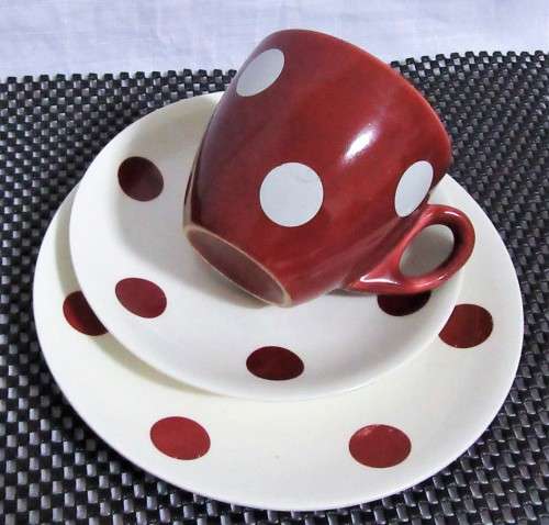 A GORGEOUS DIFFERENT J & G MEAKIN TRIO SET - MADE IN ENGLAND