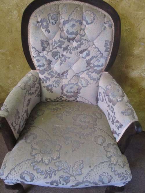 A FANTASTIC VINTAGE DARK CREAM QUEEN ANNE PARLOUR SINGLE OCCASIONAL CHAIR
