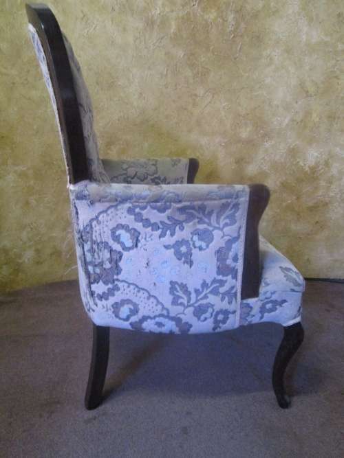 A FANTASTIC VINTAGE DARK CREAM QUEEN ANNE PARLOUR SINGLE OCCASIONAL CHAIR