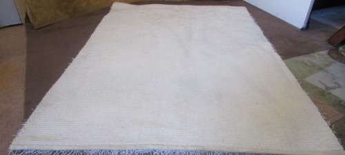 A STYLISH DARK CREAM SHAGGY CARPET IN VERY GOOD CONDITION 241CM X 163CM