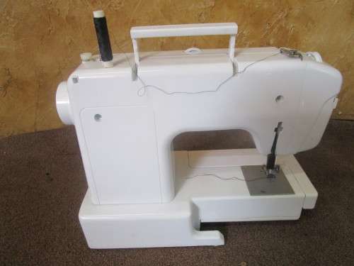 EMPISAL CELEBRITY 550 SEWING MACHINE 27 STITCH FUNCTION LOOK AS GOOD AS NEW