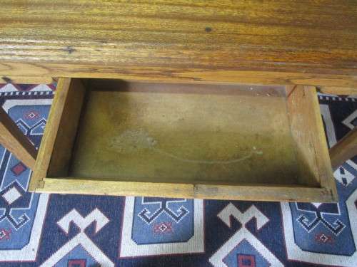 A VERY CUTE ANTIQUE KITCHEN TABLE WITH A DRAWE ON EACH SIDE OF THE TABLE