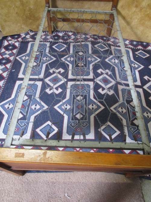 A DELIGHTFUL ANTIQUE OAK SINGLE BED A STUNNING PIECE