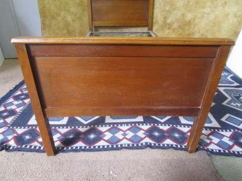 A DELIGHTFUL ANTIQUE OAK SINGLE BED A STUNNING PIECE