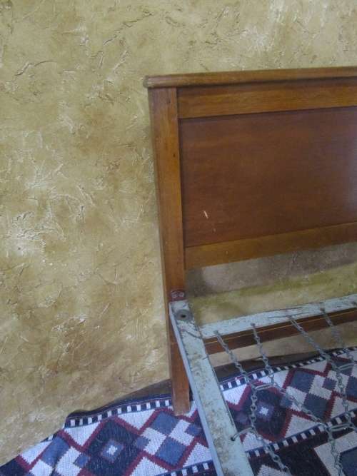 A DELIGHTFUL ANTIQUE OAK SINGLE BED A STUNNING PIECE