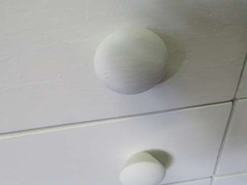 A MARVELOUS 8 DRAWER - CHEST OF DRAWER FINISHED IN A CHALK PAINT