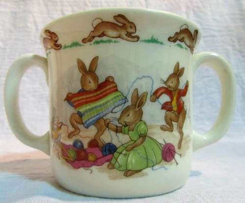 A DELIGHTFUL Royal Doulton Bunnykins Hug A Mug KNITTING WITH 2 Handled Bone