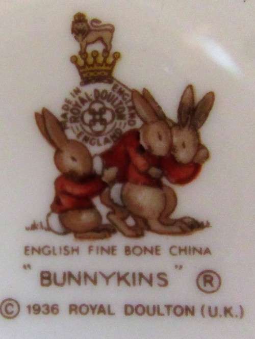 A DELIGHTFUL Royal Doulton Bunnykins Hug A Mug KNITTING WITH 2 Handled Bone