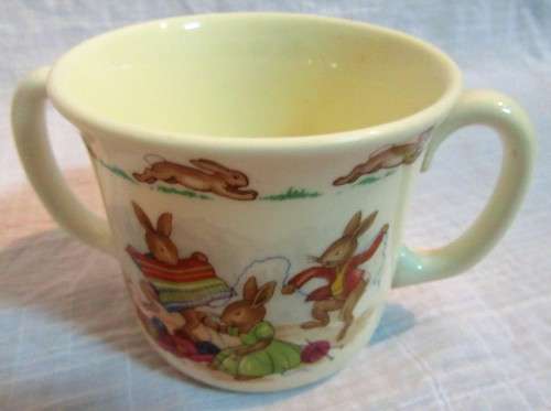 A DELIGHTFUL Royal Doulton Bunnykins Hug A Mug KNITTING WITH 2 Handled Bone
