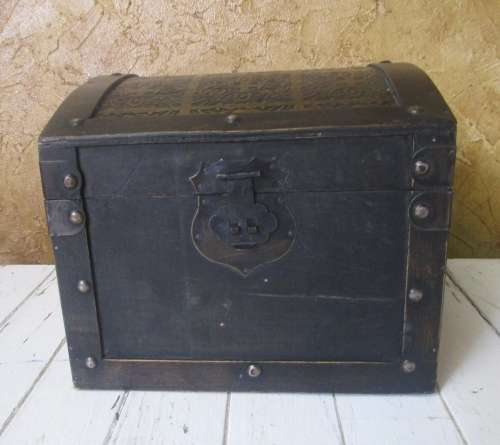 A GORGEOUS DETAILED TRUNK PERFECT TO USE ANY WERE IN THE HOUSE TO STORE ANYTHING