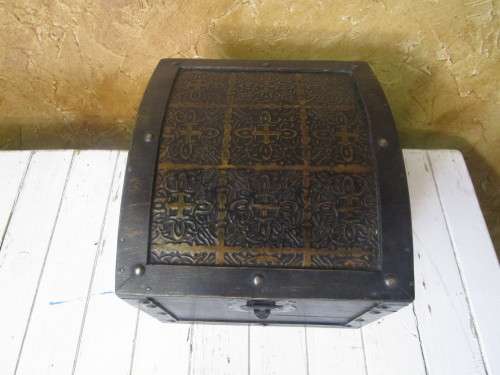 A GORGEOUS DETAILED TRUNK PERFECT TO USE ANY WERE IN THE HOUSE TO STORE ANYTHING