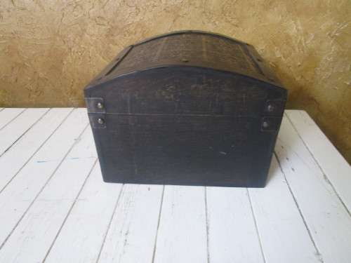 A GORGEOUS DETAILED TRUNK PERFECT TO USE ANY WERE IN THE HOUSE TO STORE ANYTHING