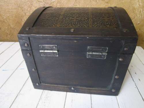 A GORGEOUS DETAILED TRUNK PERFECT TO USE ANY WERE IN THE HOUSE TO STORE ANYTHING