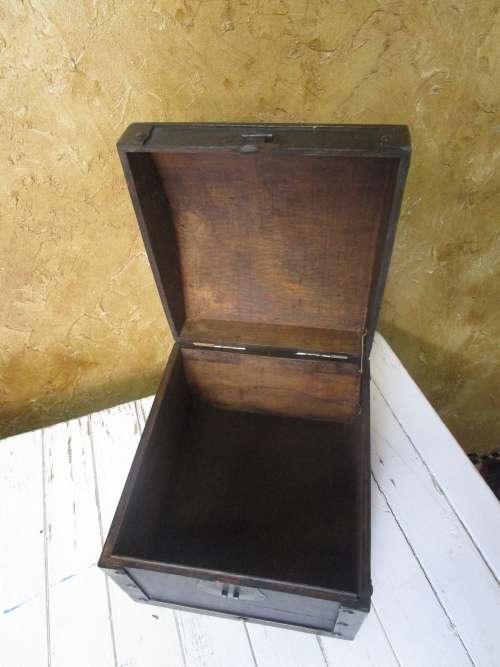 A GORGEOUS DETAILED TRUNK PERFECT TO USE ANY WERE IN THE HOUSE TO STORE ANYTHING