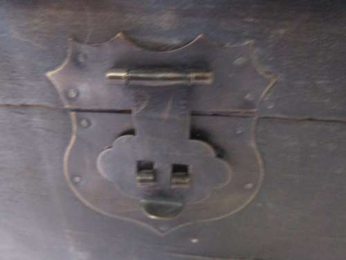 A GORGEOUS DETAILED TRUNK PERFECT TO USE ANY WERE IN THE HOUSE TO STORE ANYTHING