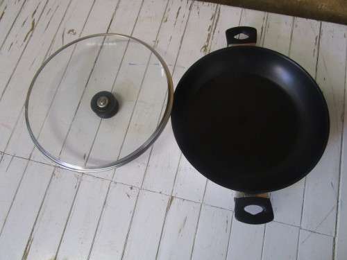 A FANTASTIC COOK TM FRYING PAN WITH A LID WITH TEFLON COATING