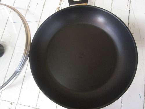 A FANTASTIC COOK TM FRYING PAN WITH A LID WITH TEFLON COATING