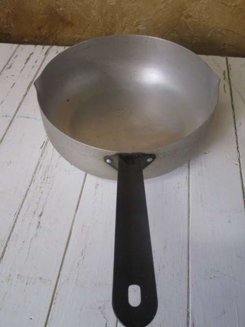 A LOVLEY VINTAGE FRYING PAN STILL USEABLE OR STUNNING COUNTRY KITCHEN DECOR