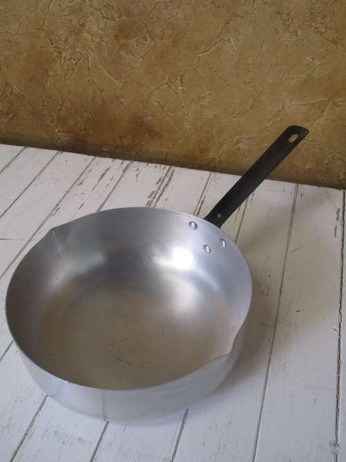 A LOVLEY VINTAGE FRYING PAN STILL USEABLE OR STUNNING COUNTRY KITCHEN DECOR