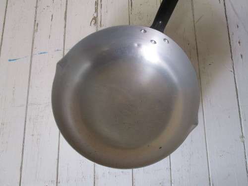 A LOVLEY VINTAGE FRYING PAN STILL USEABLE OR STUNNING COUNTRY KITCHEN DECOR