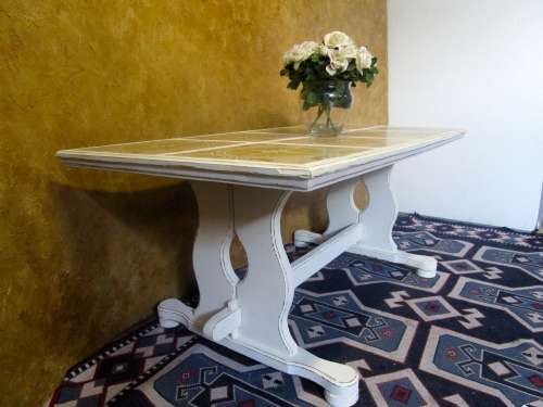 A FANTASTIC SHABBY CHIC 6 SEATER TABLE WITH STUNNING DETAIL - WITH THE ORIGINAL TILED TOP