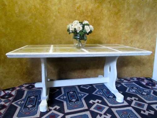 A FANTASTIC SHABBY CHIC 6 SEATER TABLE WITH STUNNING DETAIL - WITH THE ORIGINAL TILED TOP