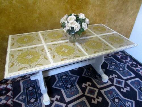 A FANTASTIC SHABBY CHIC 6 SEATER TABLE WITH STUNNING DETAIL - WITH THE ORIGINAL TILED TOP