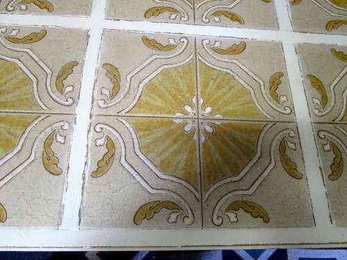 A FANTASTIC SHABBY CHIC 6 SEATER TABLE WITH STUNNING DETAIL - WITH THE ORIGINAL TILED TOP