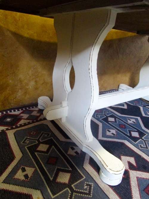 A FANTASTIC SHABBY CHIC 6 SEATER TABLE WITH STUNNING DETAIL - WITH THE ORIGINAL TILED TOP