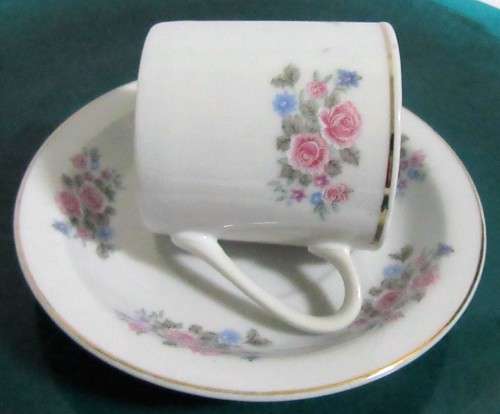 TWO ELEGANT PORCELAIN DEMITASSE CUPA & SAUCERS WITH A LOVLEY FLORAL DESIGN PERFECT FOR A EXPRESSO