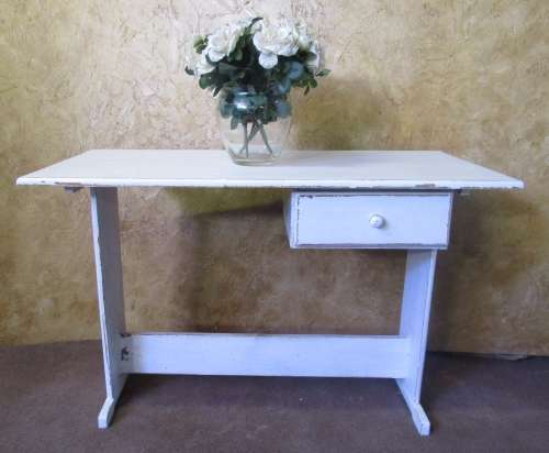 A LOVELY TRENDY CRISP WHITE CHABBY CHIC DESK PERFECT FOR A SMALLER SPACE