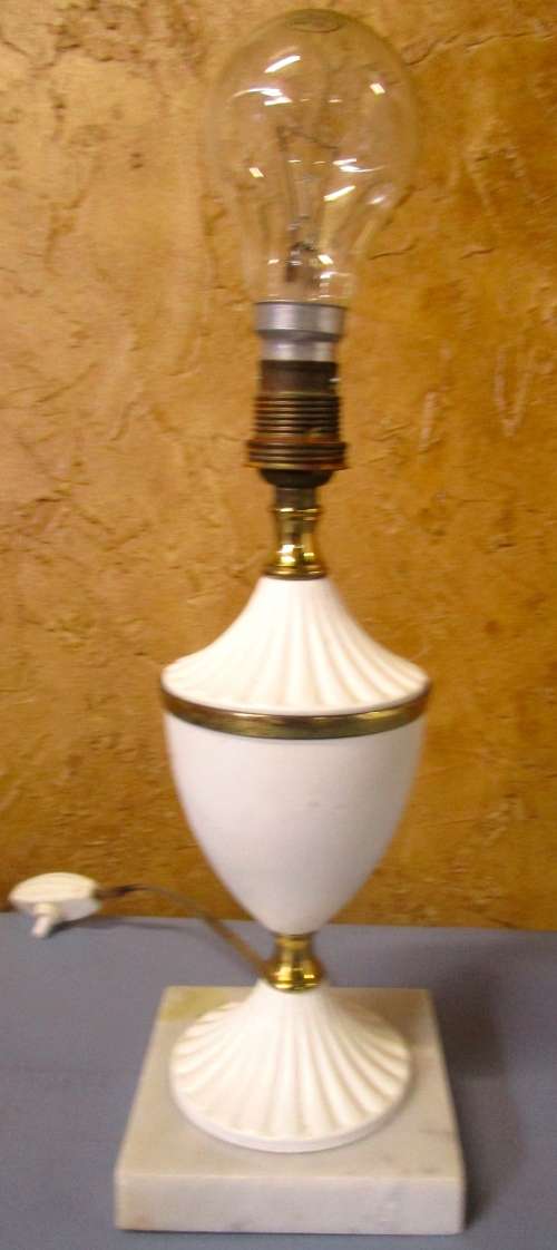 A ELGANT & STYLISH VINTAGE/ANTIQUE TABLE LAMP THAT WILL MAKE A STATEMENT IN ANY ROOM
