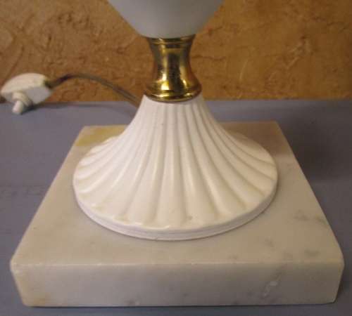 A ELGANT & STYLISH VINTAGE/ANTIQUE TABLE LAMP THAT WILL MAKE A STATEMENT IN ANY ROOM