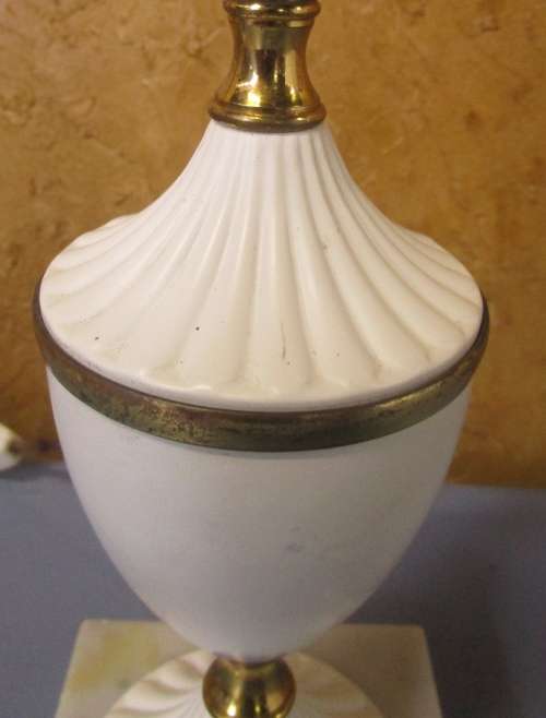 A ELGANT & STYLISH VINTAGE/ANTIQUE TABLE LAMP THAT WILL MAKE A STATEMENT IN ANY ROOM