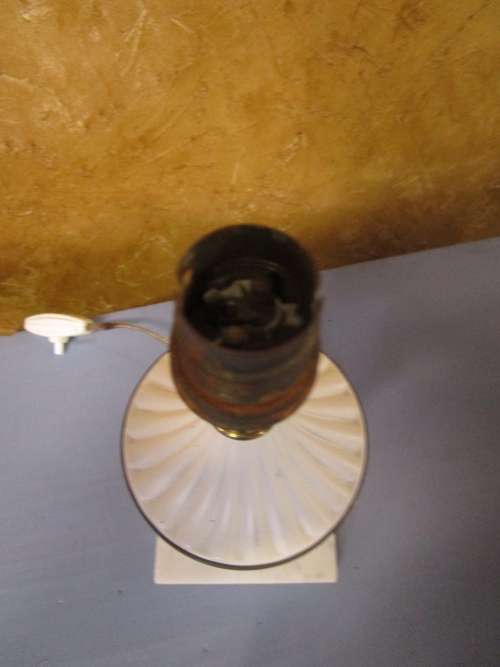 A ELGANT & STYLISH VINTAGE/ANTIQUE TABLE LAMP THAT WILL MAKE A STATEMENT IN ANY ROOM