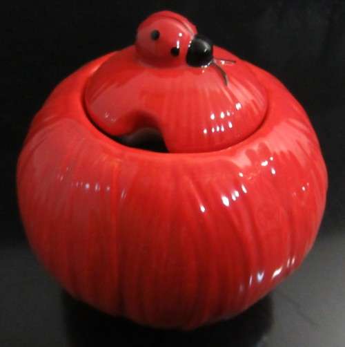 Make tea a real treat with this red Ladybird milk creamer & sugar bowl. This beautiful & classic