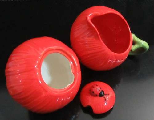 Make tea a real treat with this red Ladybird milk creamer & sugar bowl. This beautiful & classic