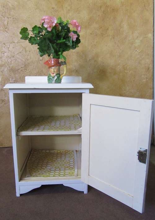 A CRISP WHITE VINTAGE BEDSIDE CABINET - LOVELY & TRENDY