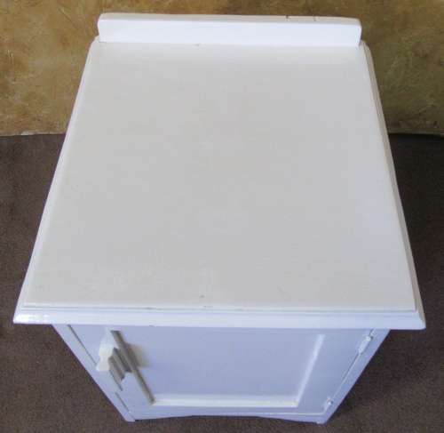 A CRISP WHITE VINTAGE BEDSIDE CABINET - LOVELY & TRENDY