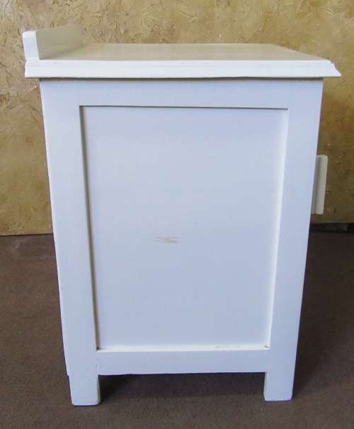 A CRISP WHITE VINTAGE BEDSIDE CABINET - LOVELY & TRENDY